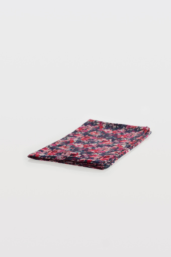 Kobieca apaszka w czerwone kwiaty