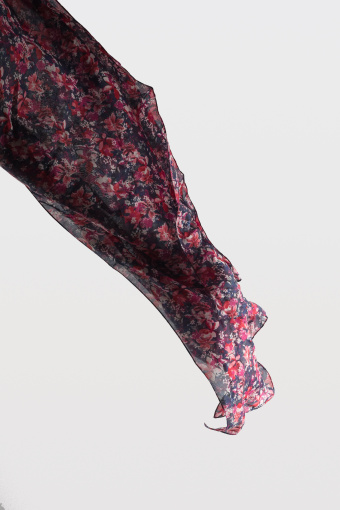 Kobieca apaszka w czerwone kwiaty