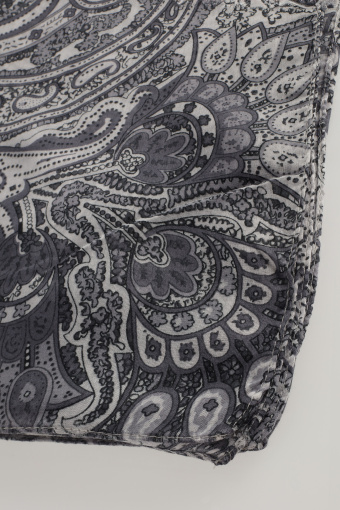 Apaszka z czarno-białym wzorem paisley