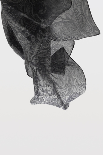 Apaszka z czarno-białym wzorem paisley