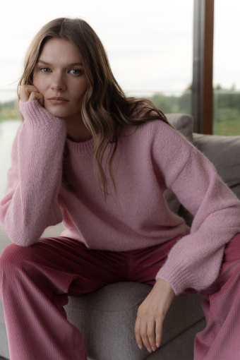 Basicowy sweter w pastelowym odcieniu różu