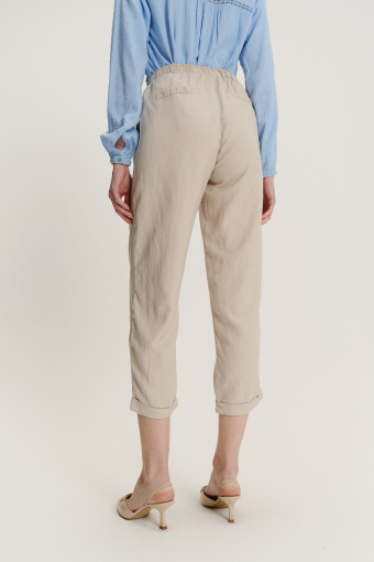 Beżowe spodnie z nogawką o długości 7/8 