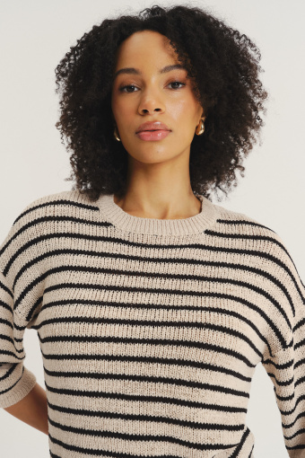 Beżowy sweter w kontrastowe paski