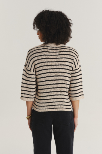 Beżowy sweter w kontrastowe paski