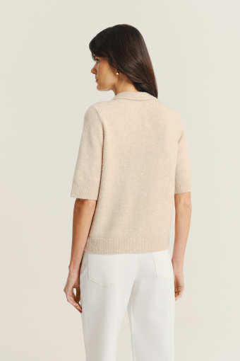 Beżowy sweter z zapięciem na drobne guziki