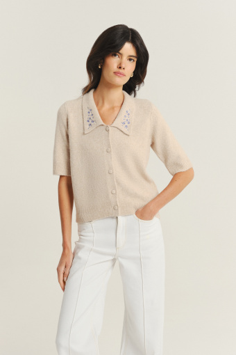 Beżowy sweter z zapięciem na drobne guziki