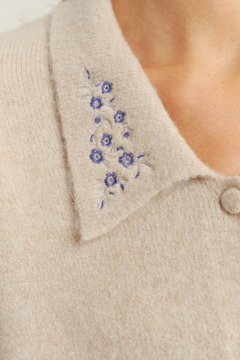 Beżowy sweter z zapięciem na drobne guziki