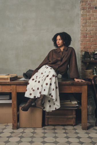 Biała spódnica midi w stylowe kropki