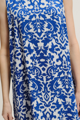 Biało-niebieska sukienka ze wzorem etno