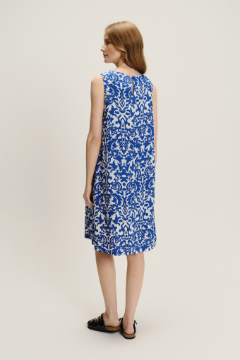 Biało-niebieska sukienka ze wzorem etno