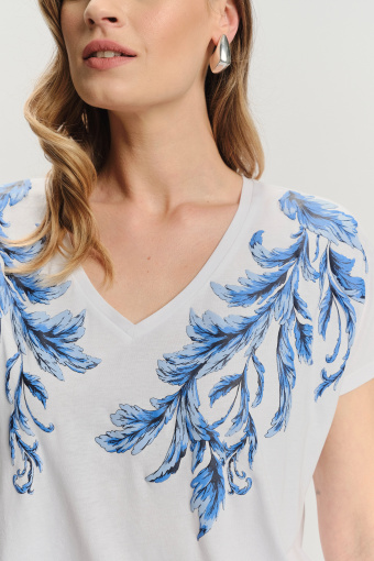 Biały top z błękitnym kwiatowym nadrukiem