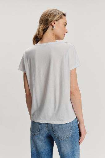 Biały top z błękitnym kwiatowym nadrukiem