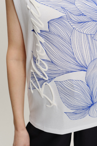 Biały top z subtelnym nadrukiem