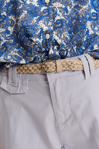 Błękitne spodnie typu chino 