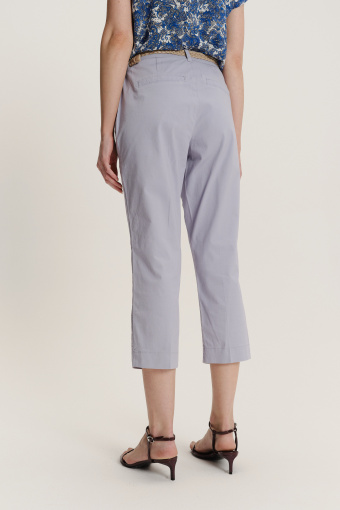 Błękitne spodnie typu chino 