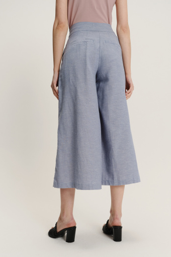 Błękitne spodnie typu culotte 