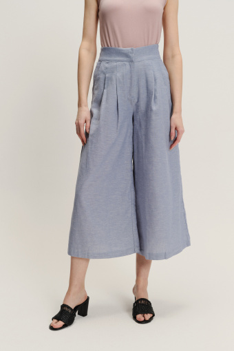 Błękitne spodnie typu culotte 