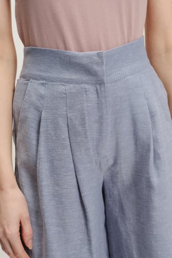 Błękitne spodnie typu culotte 