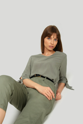 Wiskozowa bluzka z dekoltem V