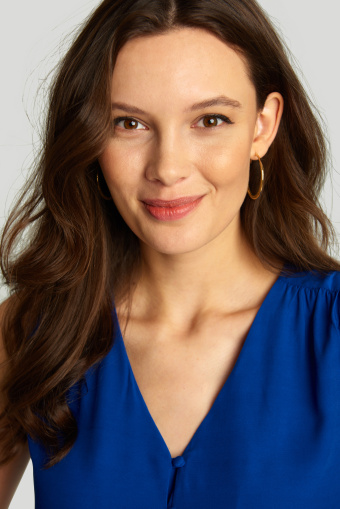 Luźna bluzka zapinana na guziczki, asymetryczny tył