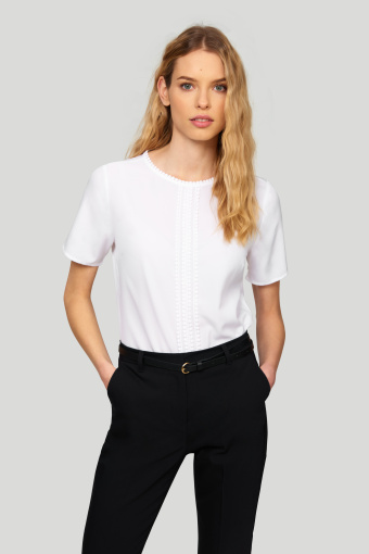 Elegancka bluzka z ozdobnymi taśmami