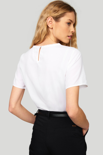 Elegancka bluzka z ozdobnymi taśmami