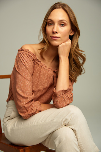 Wiskozowa bluzka z dekoltem typu carmen Wiskozowa bluzka z dekoltem typu carmen