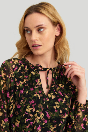 Elegancka bluzka z nadrukiem i falbankami