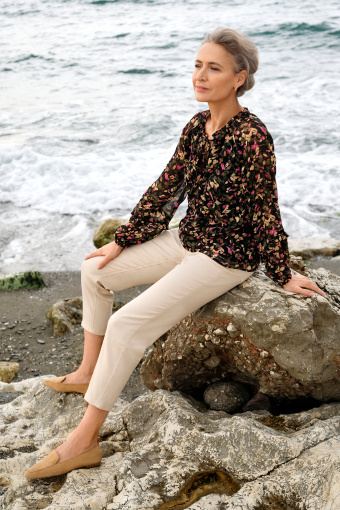 Elegancka bluzka z nadrukiem i falbankami