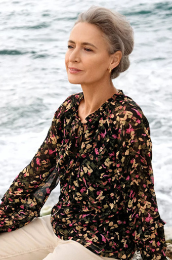 Elegancka bluzka z nadrukiem i falbankami