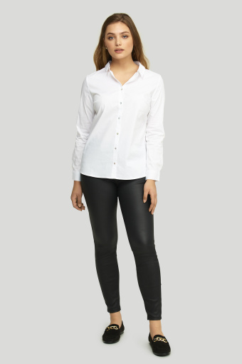 Klasyczna, biała koszula z kołnierzykiem