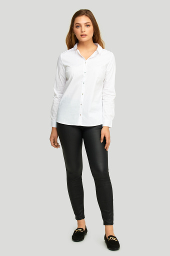 Klasyczna, biała koszula z kołnierzykiem