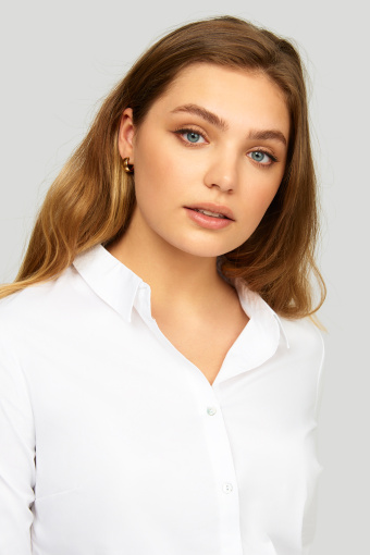 Klasyczna, biała koszula z kołnierzykiem