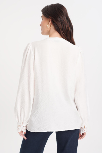 Kremowa bluzka z dekoracyjnym, długim rękawem