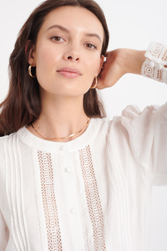 Kremowa bluzka z dekoracyjnym, długim rękawem