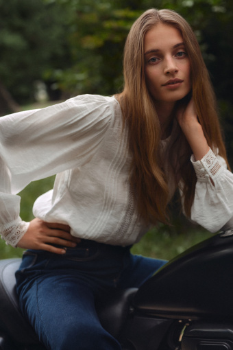 Kremowa bluzka z dekoracyjnym, długim rękawem