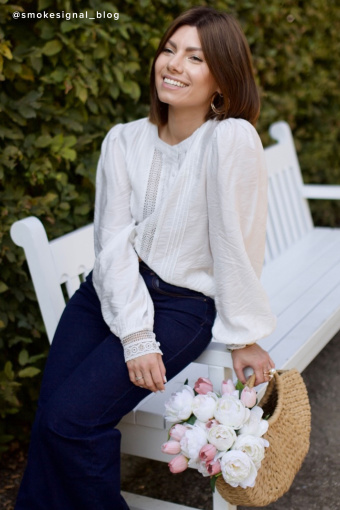 Kremowa bluzka z dekoracyjnym, długim rękawem