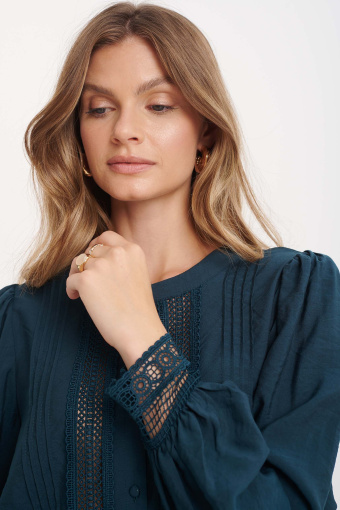 Ciemnozielona bluzka z koronką