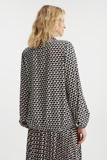 Wzorzysta bluzka z efektownym wiązaniem