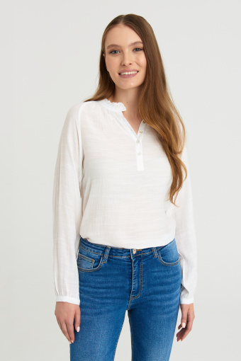 Romantyczna, biała bluzka z niewielką riuszką
