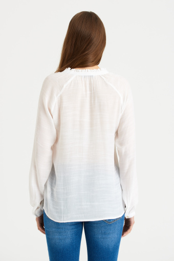 Romantyczna, biała bluzka z niewielką riuszką