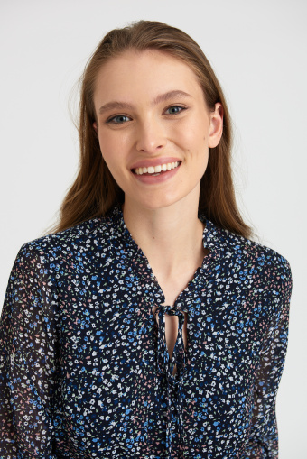 Romantyczna bluzka z luźnymi rękawami, nadruk w błękitne kwiaty