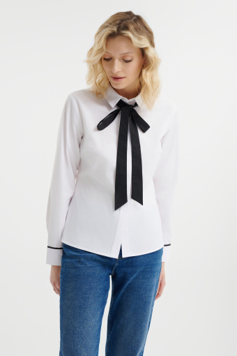 Biała koszula z kontrastową kokardą