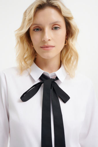 Biała koszula z kontrastową kokardą