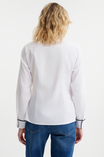 Biała koszula z kontrastową kokardą