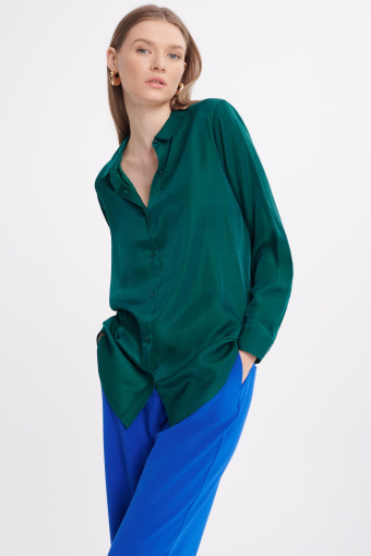 Ciemnozielona koszula z połyskującego materiału Ciemnozielona koszula z połyskującego materiału