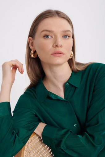 Ciemnozielona koszula z połyskującego materiału Ciemnozielona koszula z połyskującego materiału