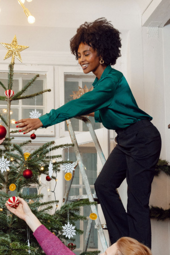 Ciemnozielona koszula z połyskującego materiału Ciemnozielona koszula z połyskującego materiału