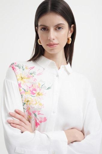 Biała koszula z nadrukiem w kwiaty