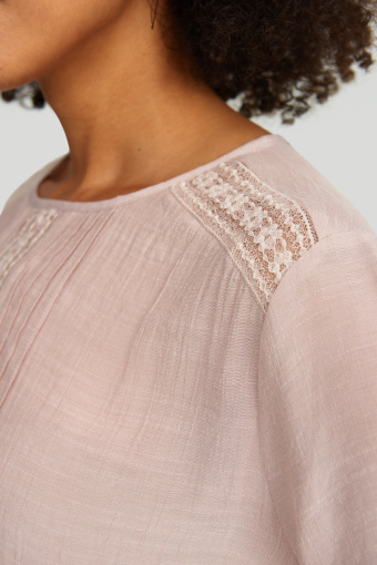 Elegancka bluzka z ozdobną, koronkową wstawką, jasny róż